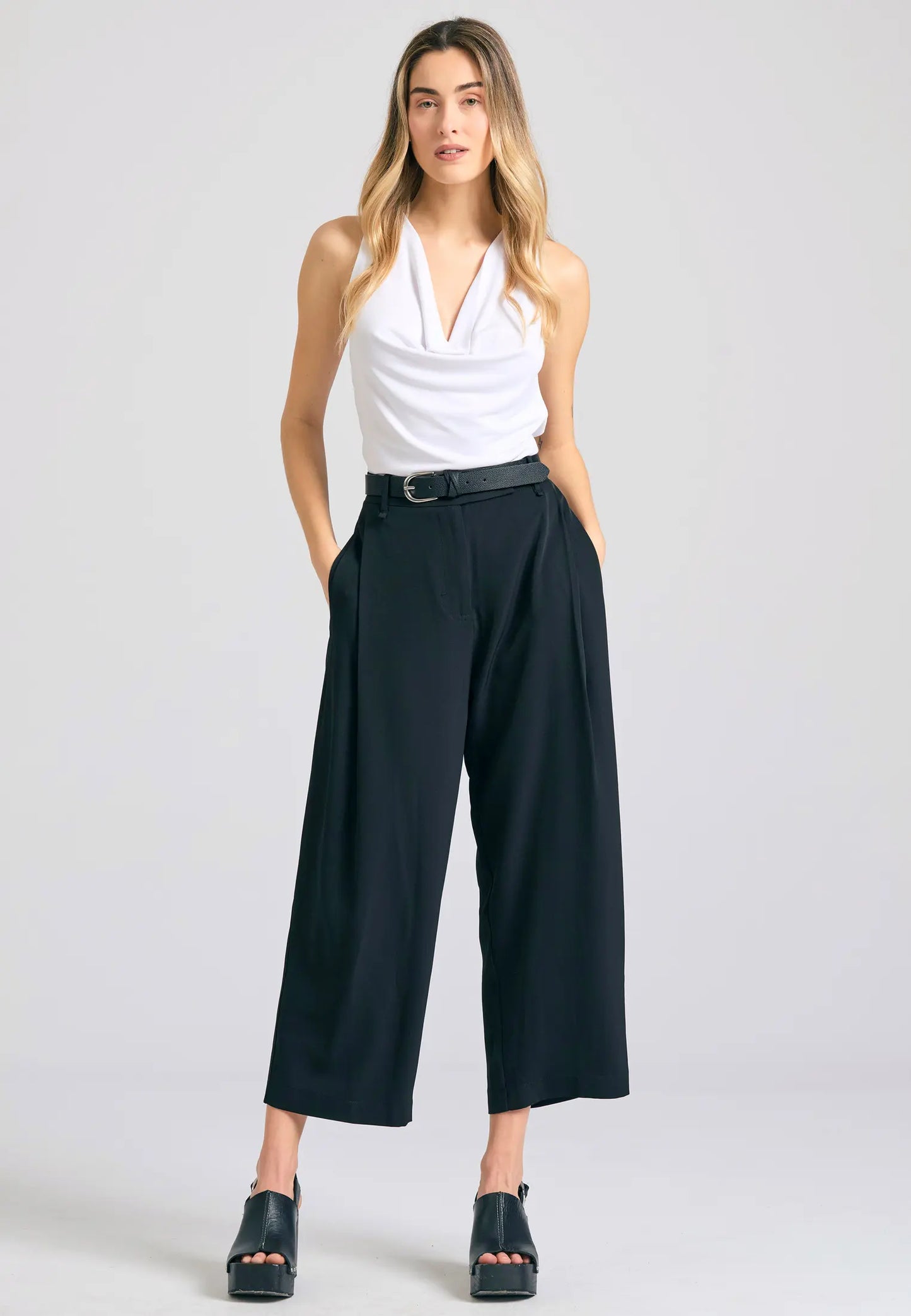 Loose fit παντελόνι με πιέτες στη μέση