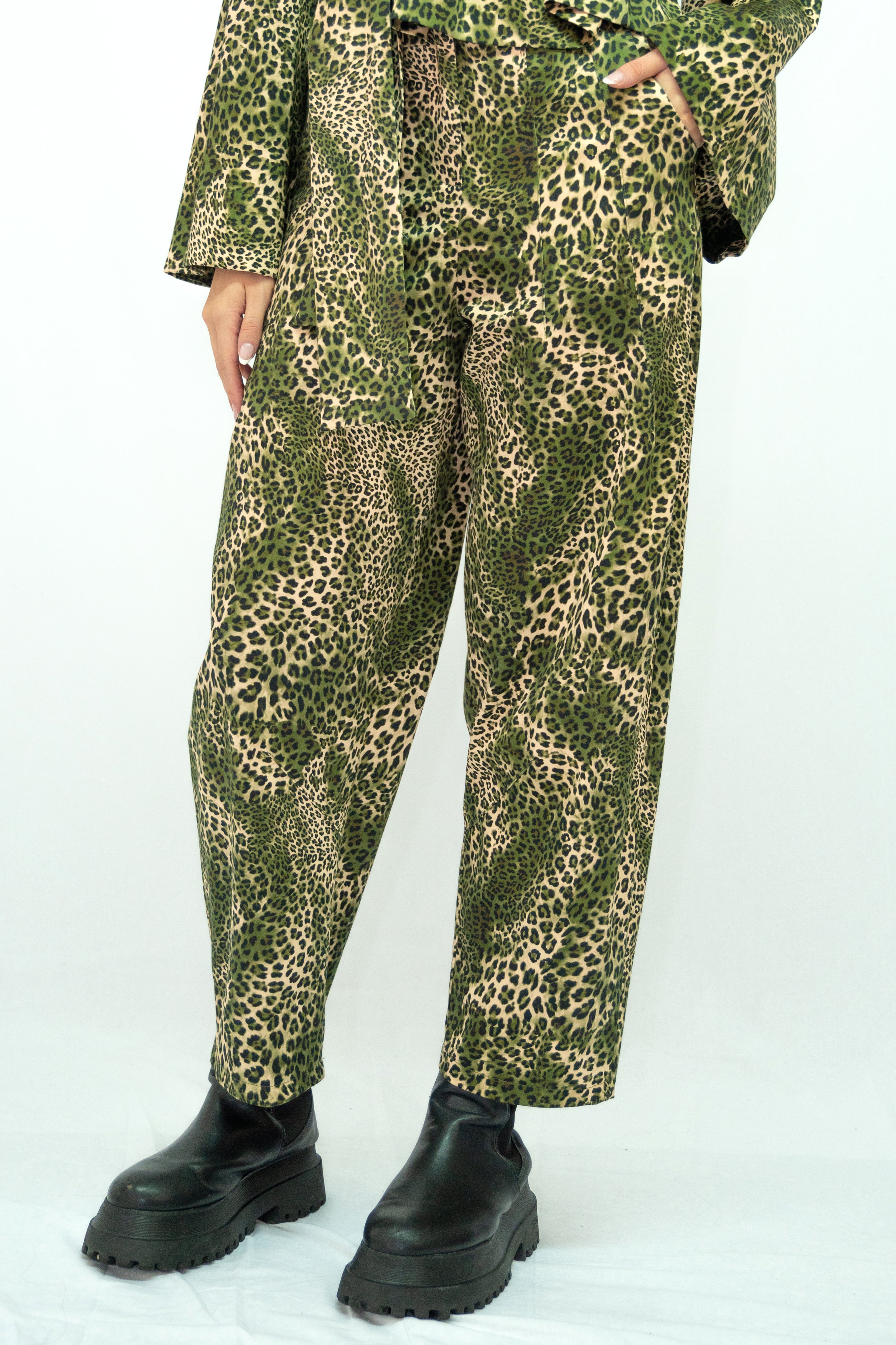 Slouchy pant σε animal print χακι