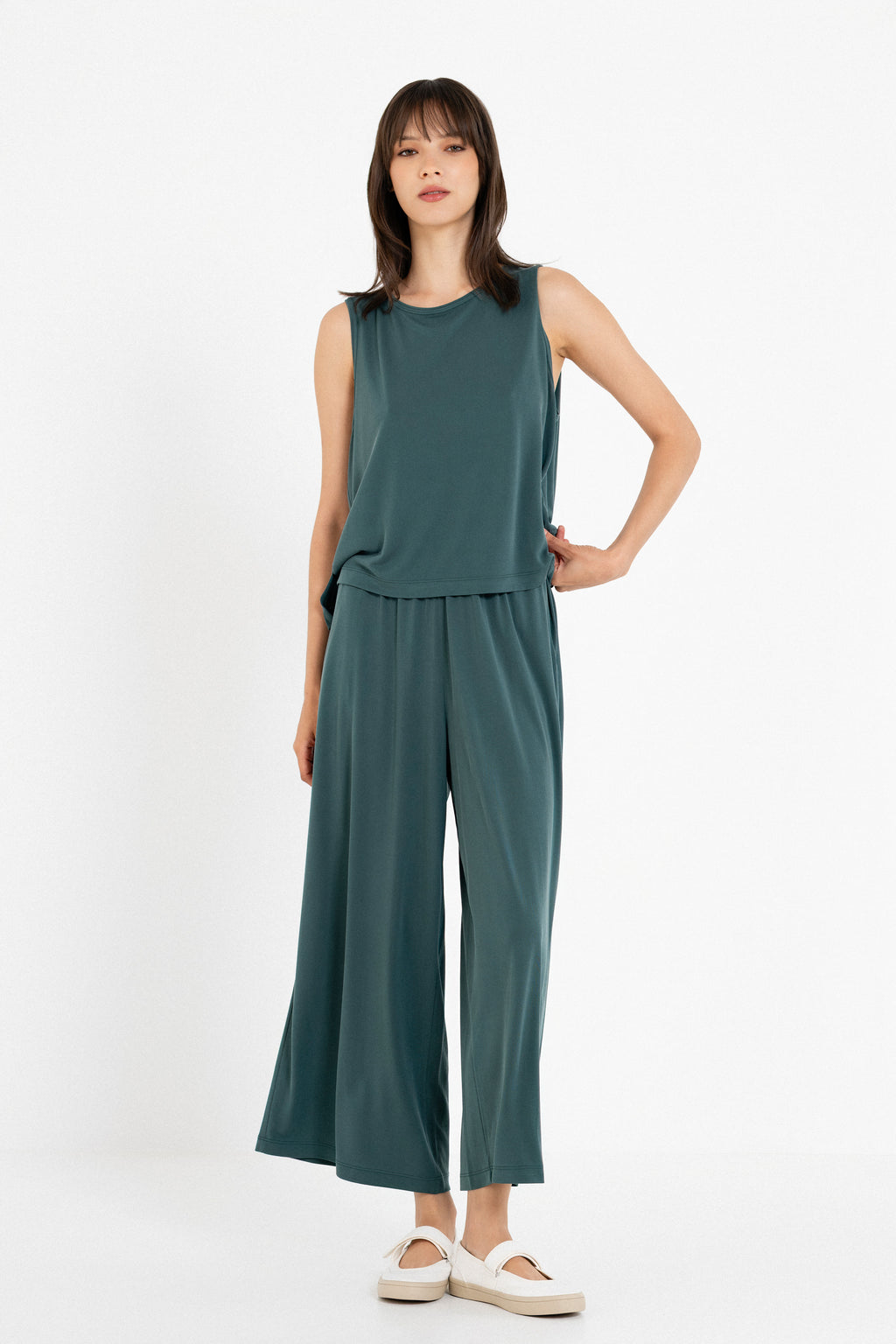 Basic Curpo Sleeveless Cropped Top
