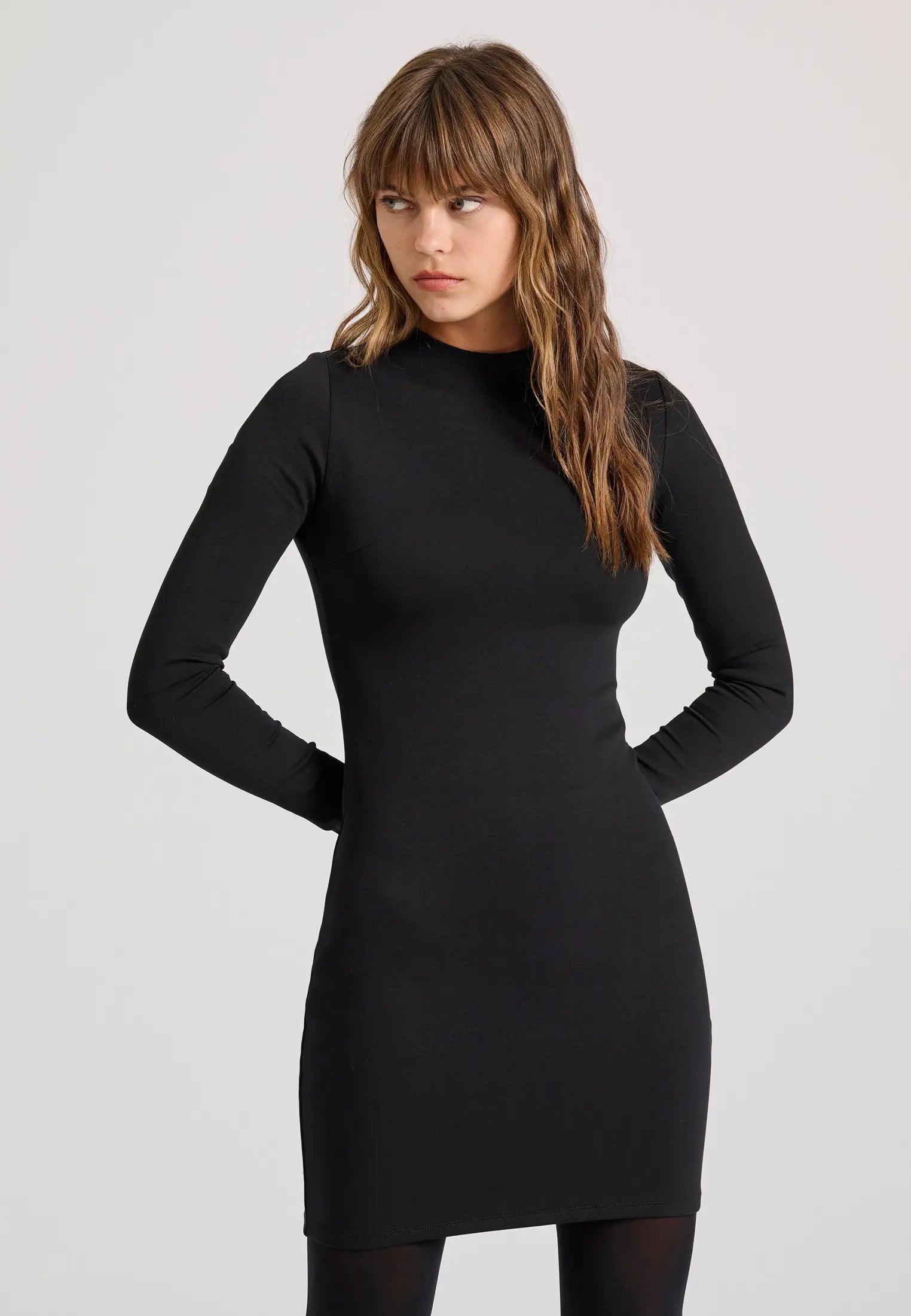 Μινι φορεμα με κλειστη λαιμοκοψη