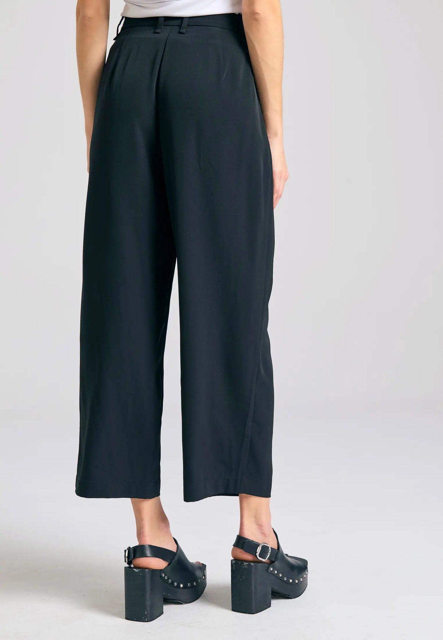 Loose fit παντελόνι με πιέτες στη μέση