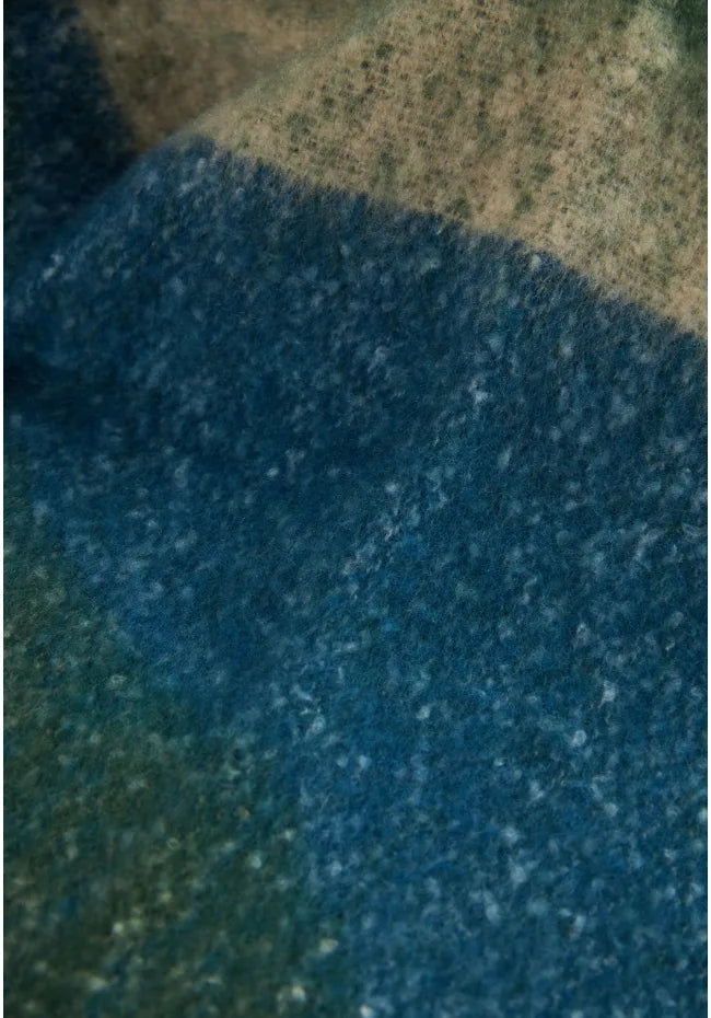 Κασκολ με σχεδιο και κροσσια