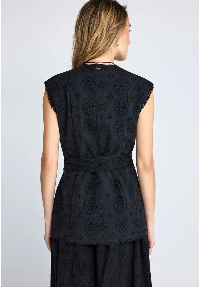 Γιλεκο με διατρητο σχεδιο