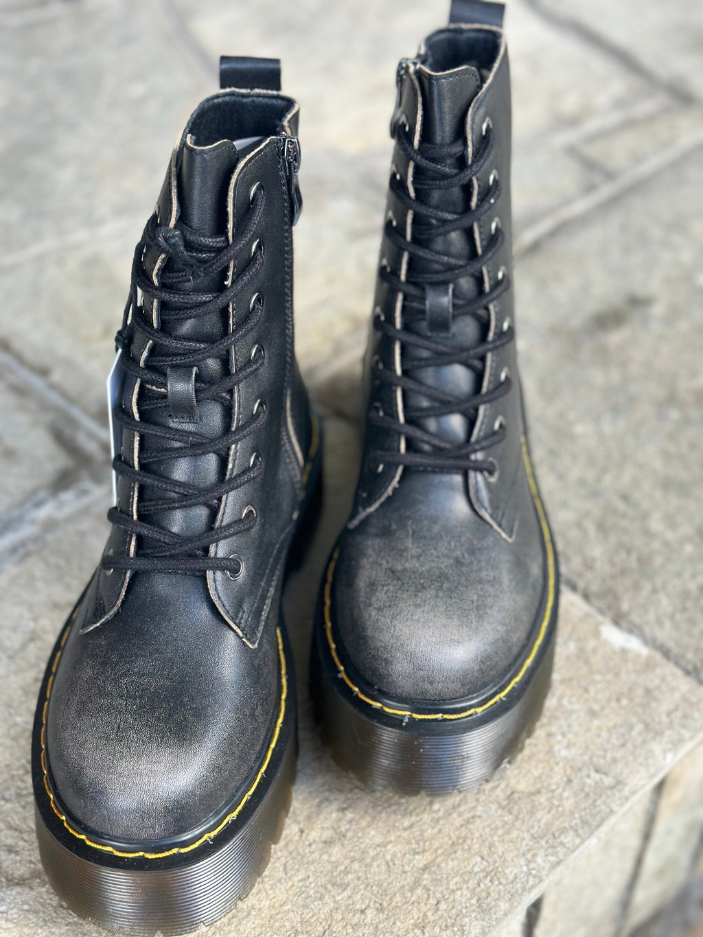 Μποτακι μαυρο με κορδονια και φερμουαρ στο πλαι