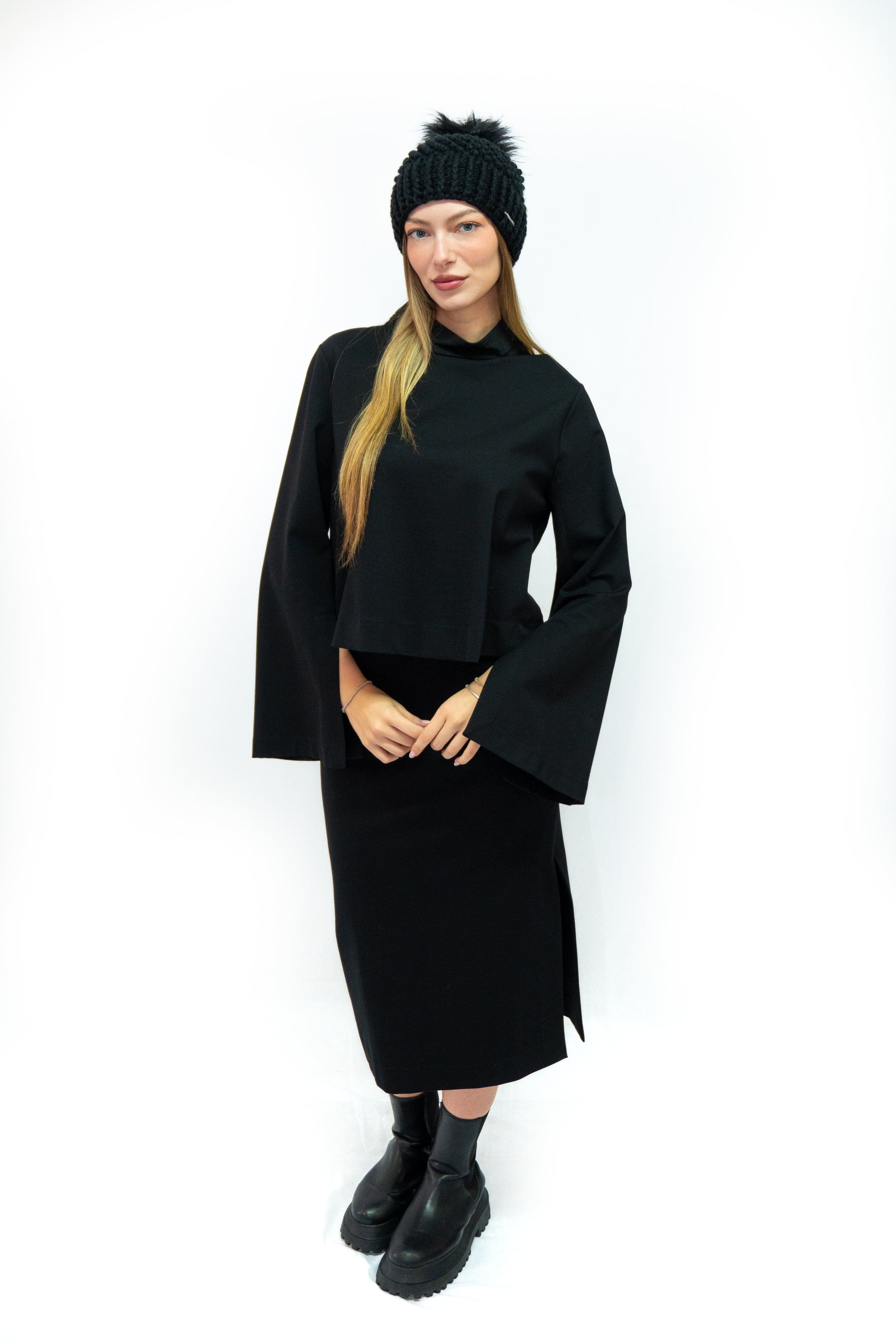 Μπλουζα με σκισιμο στο μανικι