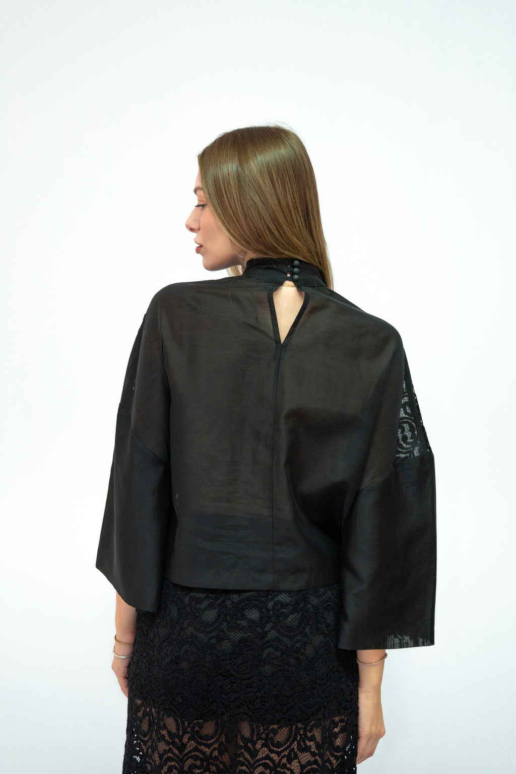 Τοπακι με δαντελα και διαφορετικο υφασμα στο μανικι